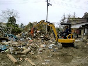 宮城県岩沼市の民家の瓦礫撤去を実施